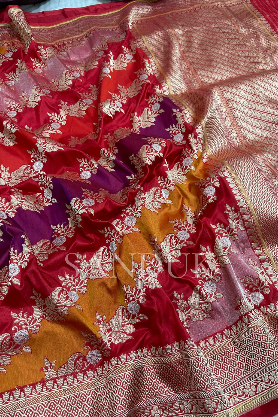 रणकात जंगला रेड साडी