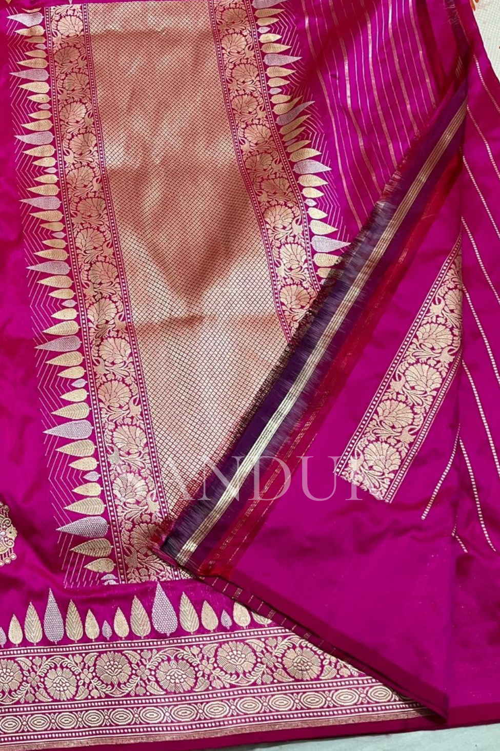 सूर्यफूल बुट्टा साडी