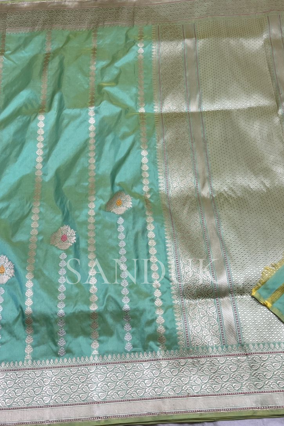 आलोका पेस्टल ग्रीन साडी