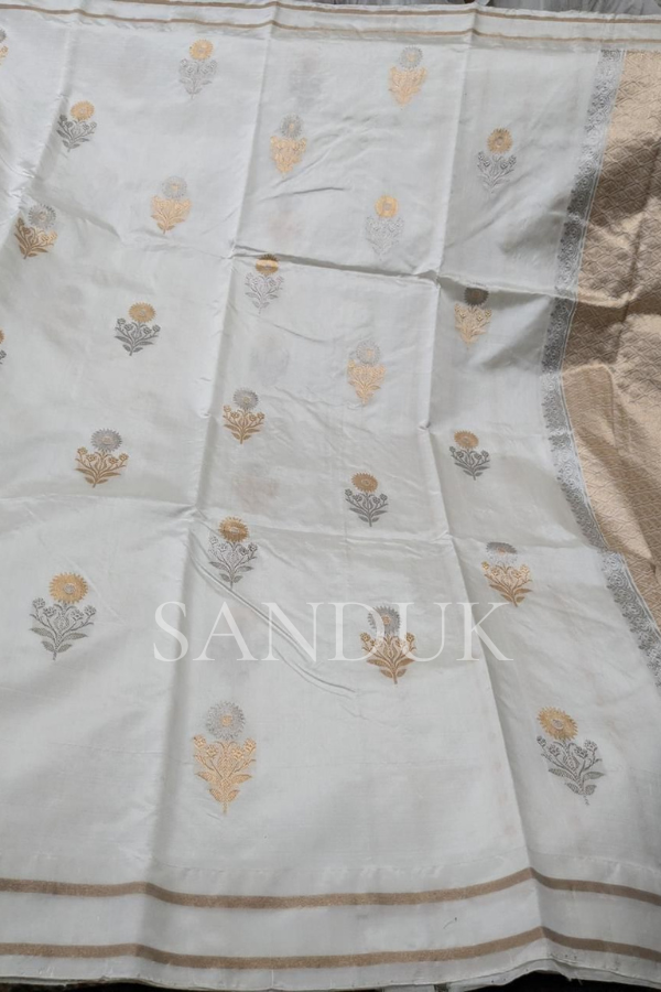 फ्लोरल बुटा सॉफ्ट सिल्क साडी