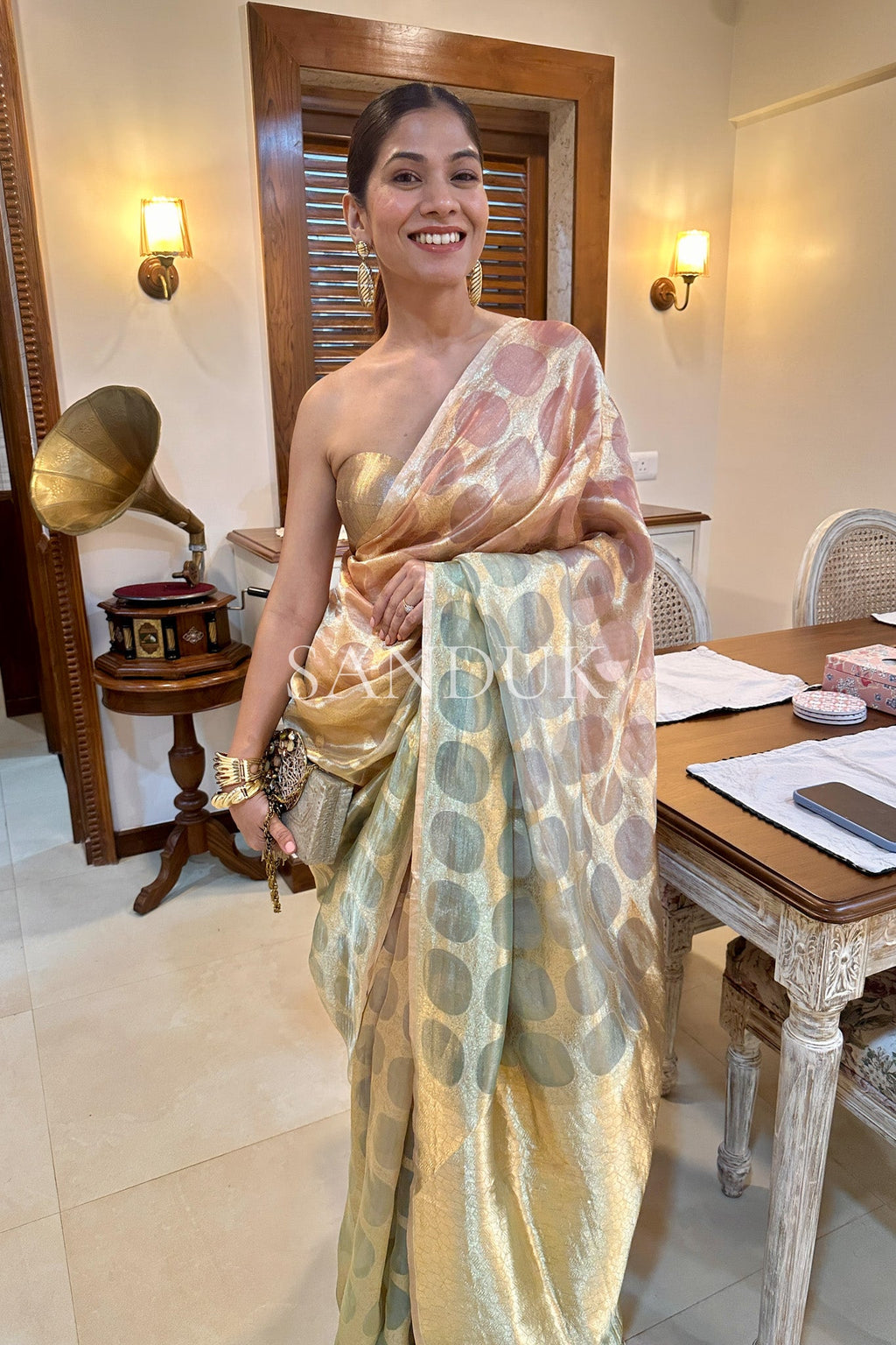 मणिका टिशू (साडी)