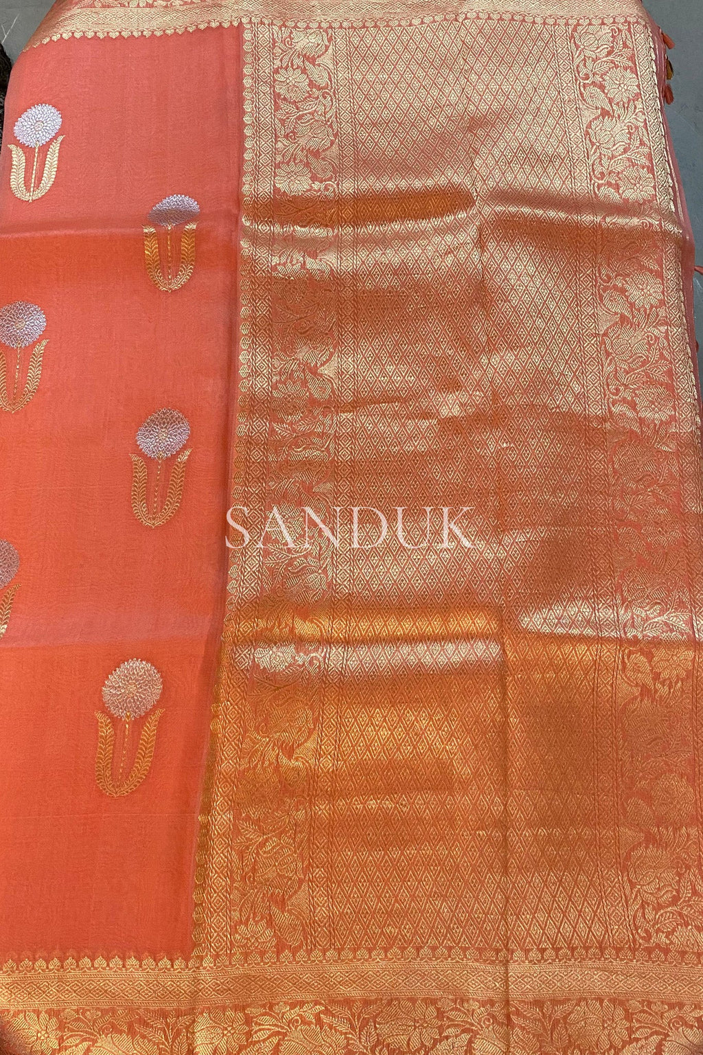 फूल बुटी कोरा (साडी)