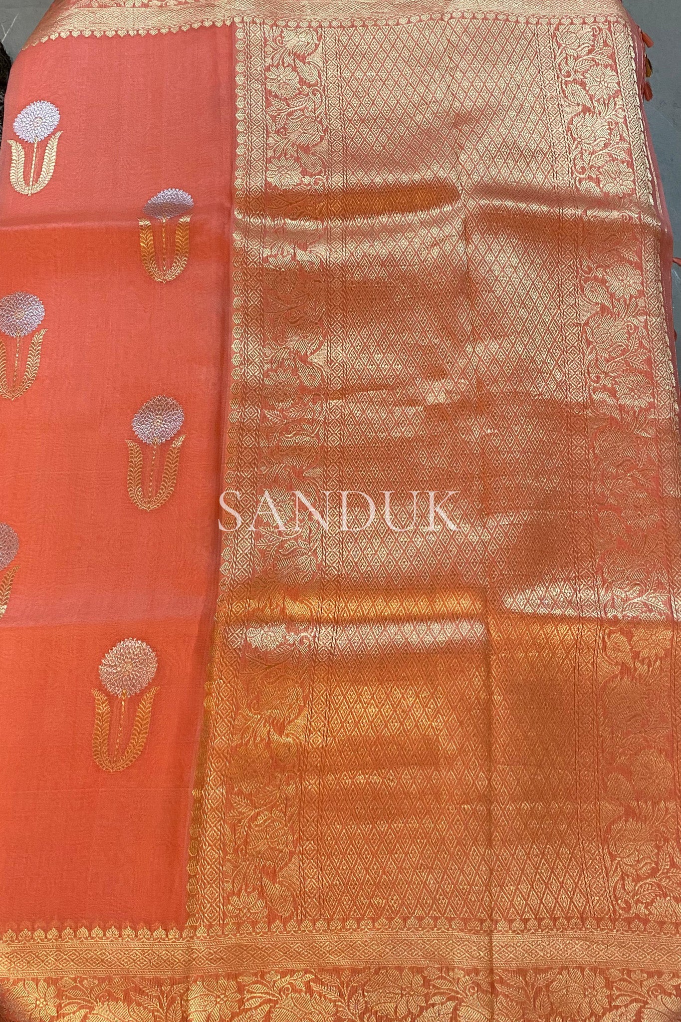 फूल बुटी कोरा (साडी)