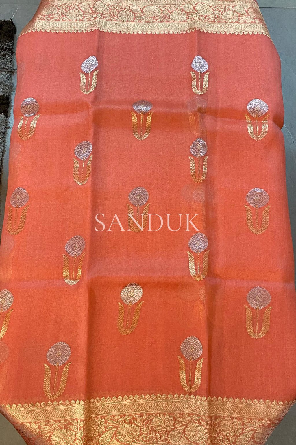 फूल बुटी कोरा (साडी)