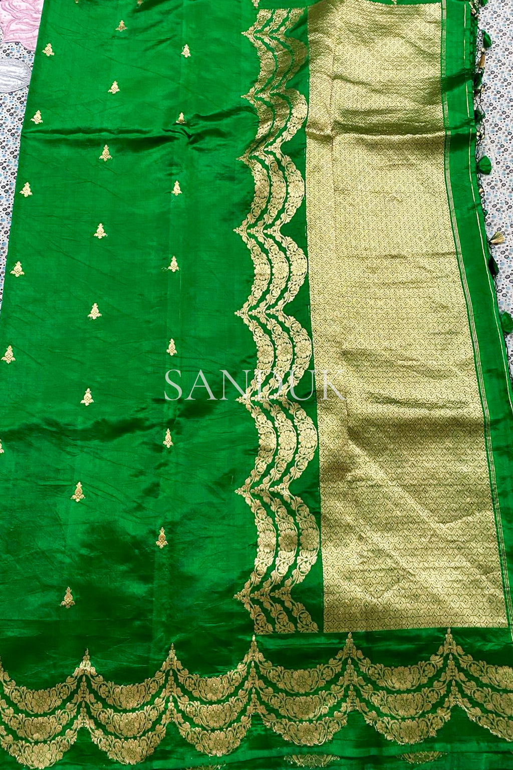 रेशीम साडी स्कॅलप्ड