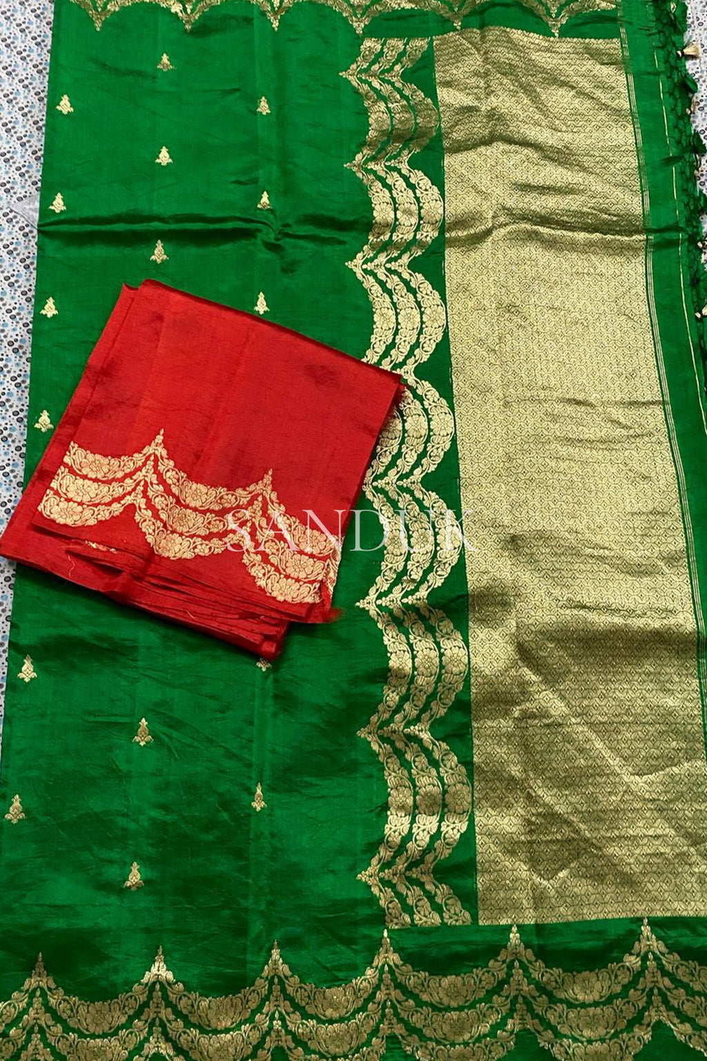 रेशीम साडी स्कॅलप्ड