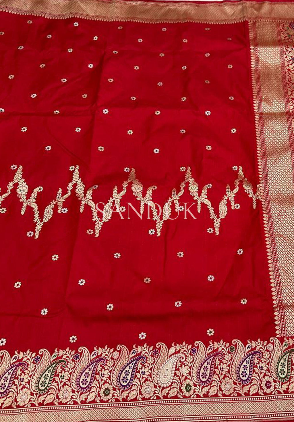 लाल फ्लोरल बुटा प्रीमियम साडी